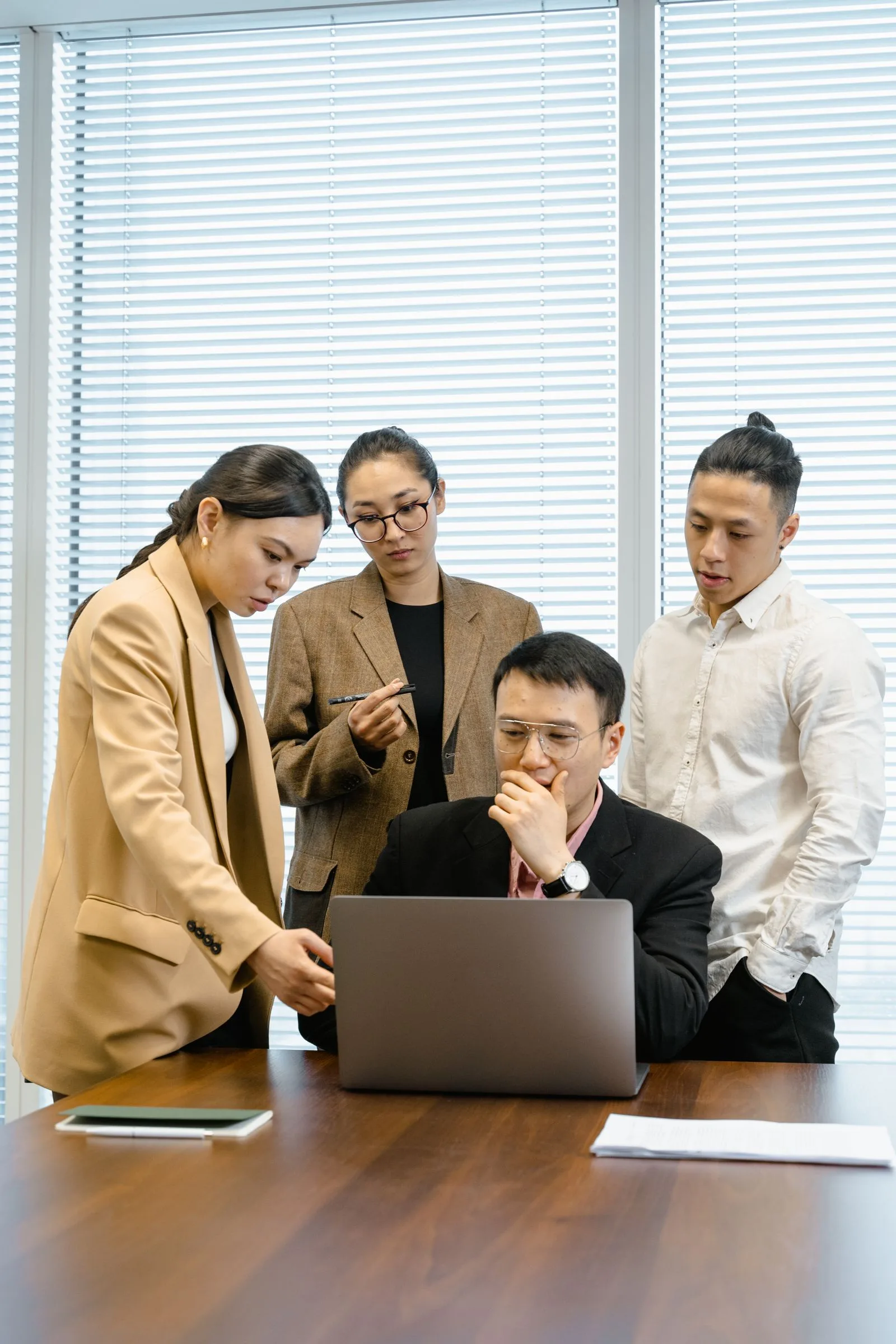 專業團隊圍著筆電討論、協作交流